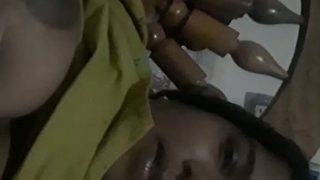 Desi kolkata wife pressing milking boobs video