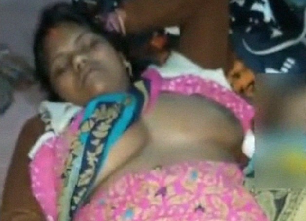 Local village desi slut in saree masturbating video