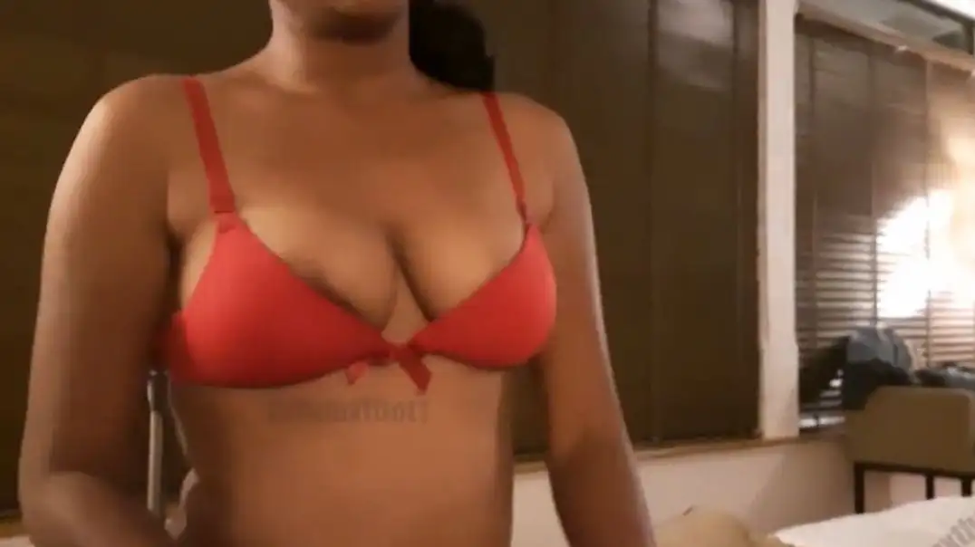 Sexy Indian Chasmis Girlfriend Goes Wild in OYO Room