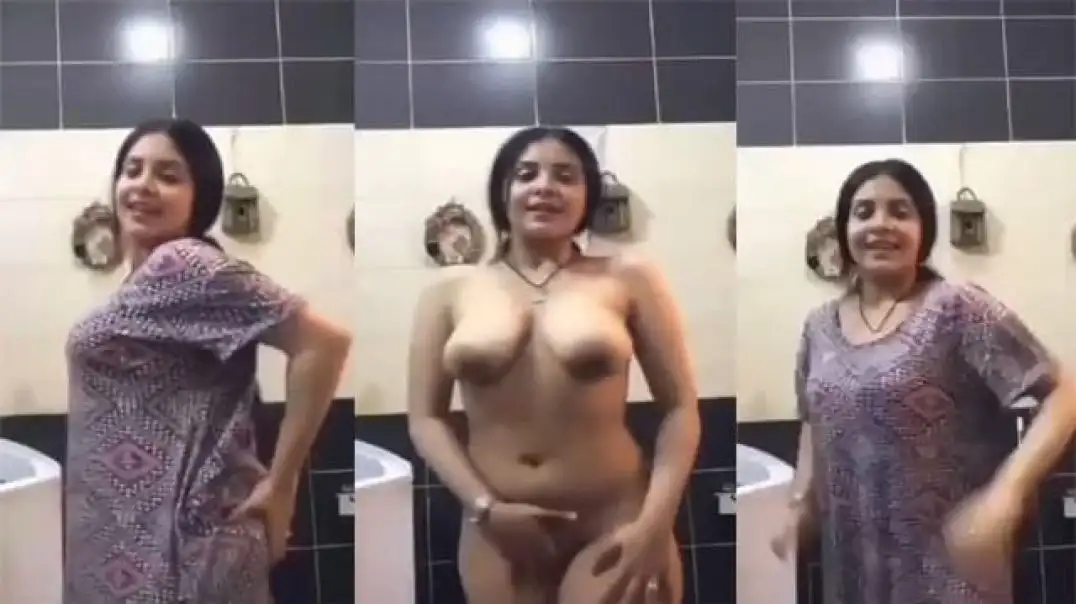 Desi friend ki sexy maa ne video call pe dikhaya apna private show