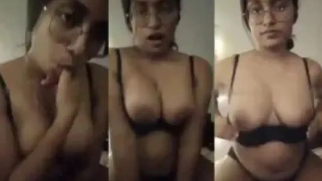 Hot Indian bhabhi private webcam show leaked MMS scandal