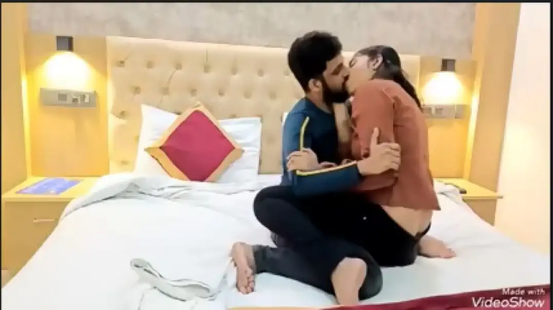 Viral Indian Couple Hot Romance at Oyo Room