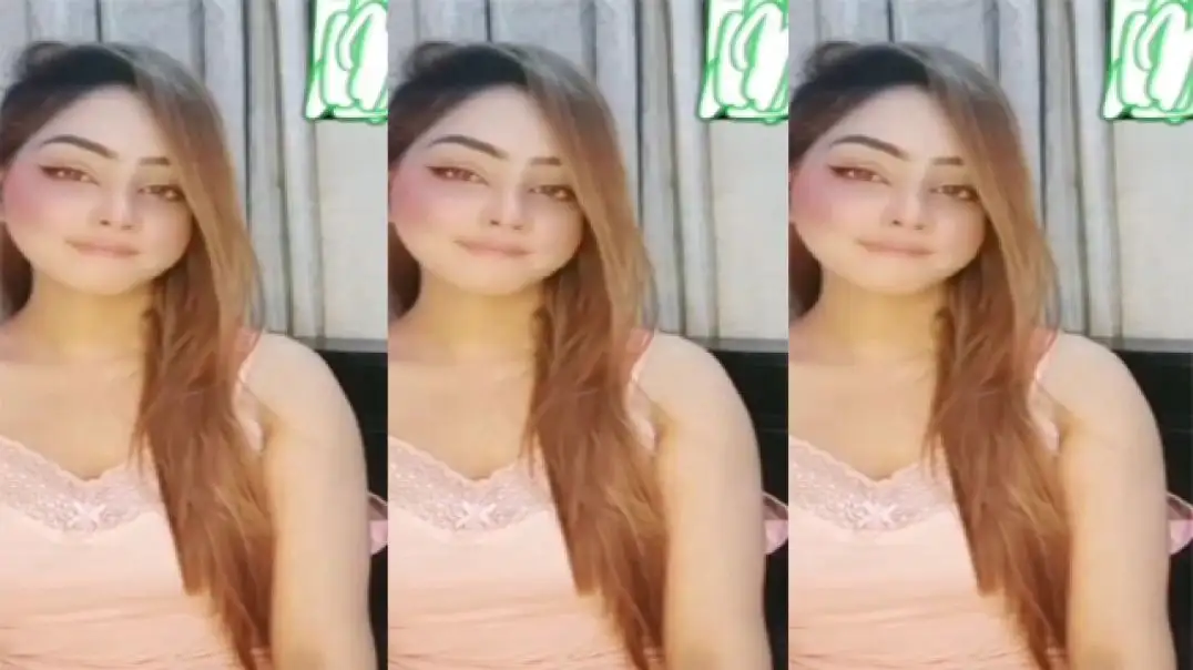 Hot Indian Babe Shows Shaved Pussy in Private Reveal